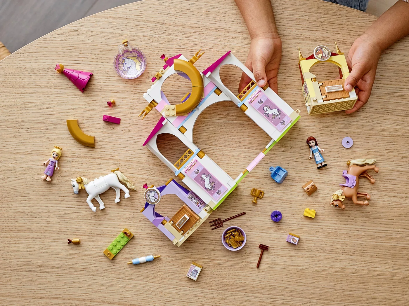LEGO® Disney 43195 Le scuderie reali di Belle e Rapunzel - vue 4