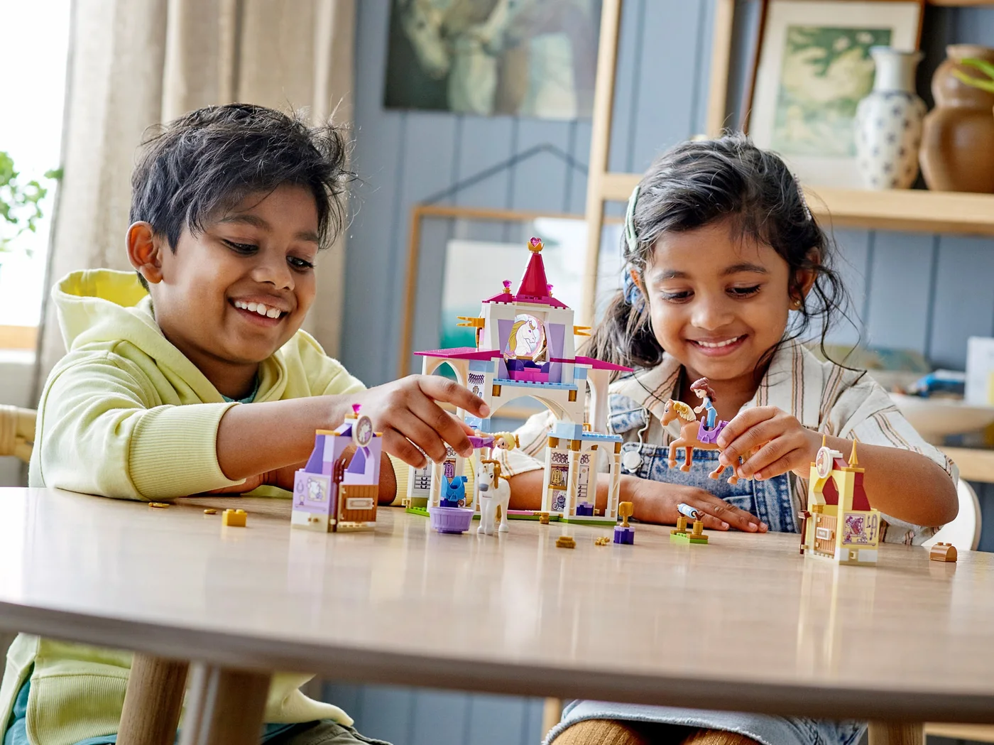 LEGO® Disney 43195 Le scuderie reali di Belle e Rapunzel - vue 7
