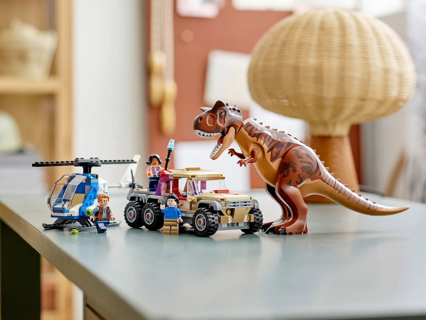 LEGO® Jurassic World 76941 L’inseguimento del dinosauro Carnotaurus - vue 4