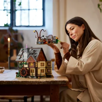LEGO® Ideas 21341 Disney Hocus Pocus: il cottage delle sorelle Sanderson - immagine principale