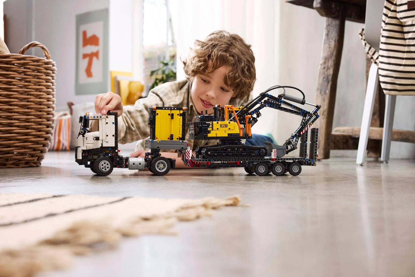 LEGO® Technic 42175 Autocarro Volvo FMX ed Escavatore elettrico EC230 - vue 6